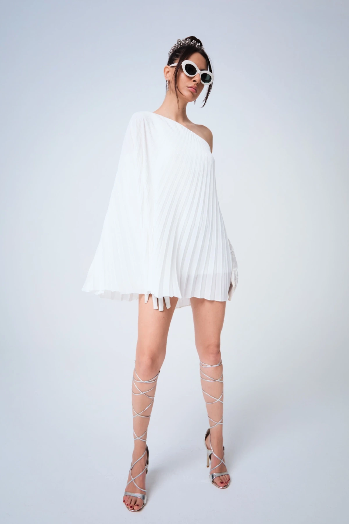 PİLELİ TEK OMUZ BEYAZ MİNİ ELBİSE