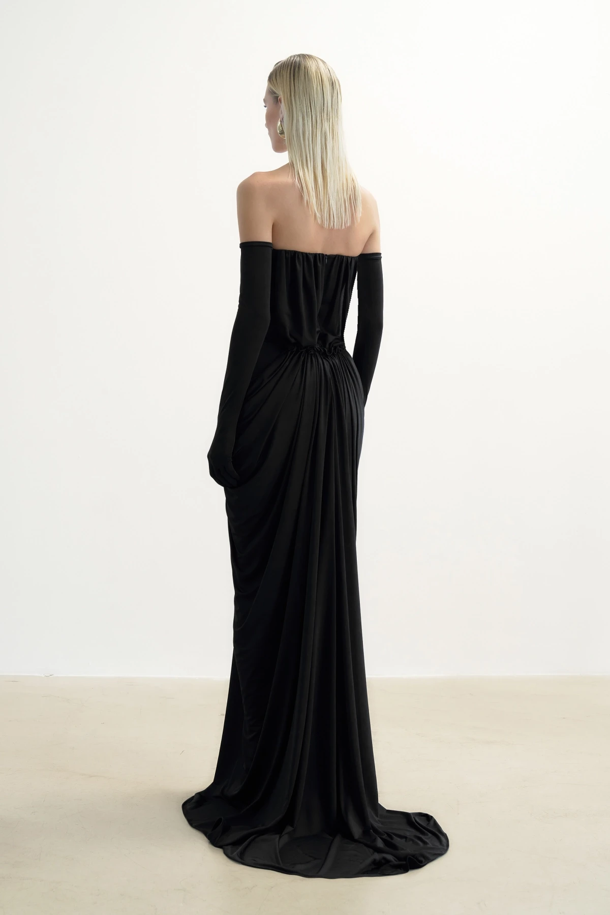 BLACK BACKLESS MAXI DRESS WITH DRAPED DETAIL