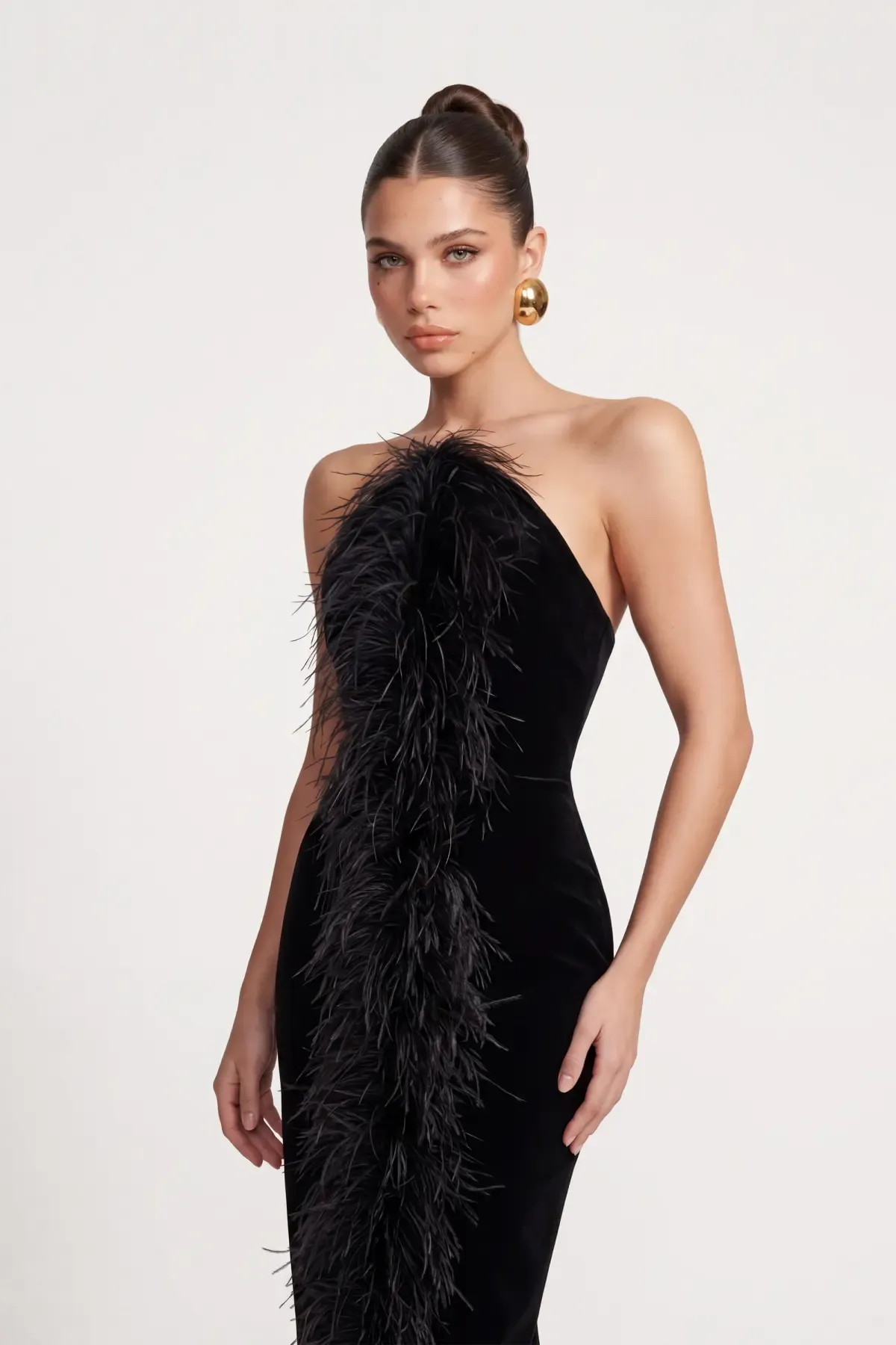 SİYAH TÜY DETAYLI KADİFE BODYCON MİDİ  ELBİSE